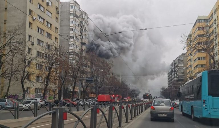 Pompierii, în alertă! Incendiu violent într-un bloc din București. Nori uriași de fum