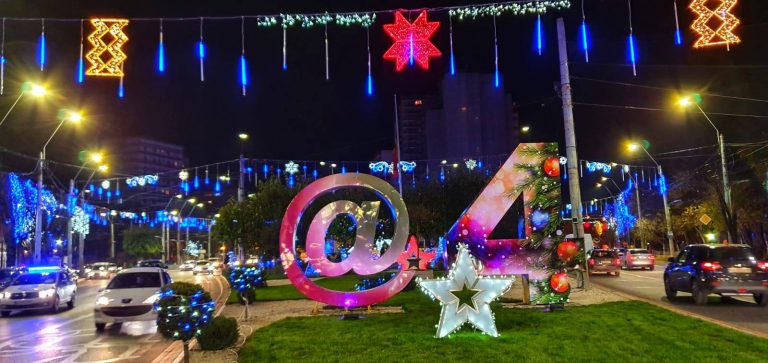 Sâmbătă se aprind luminițele de Sărbători în sectorul 4! S-au montat patru milioane de beculețe colorate, dar și decorațiuni luminoase