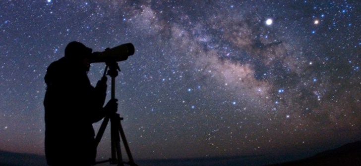 Solstițiul de vară din 2025 va avea loc pe sâmbătă, 21 iunie 2025, la ora 05:42. Aceasta este ziua din an cu cele mai multe ore de lumină, marcând începutul verii astronomice în emisfera nordică