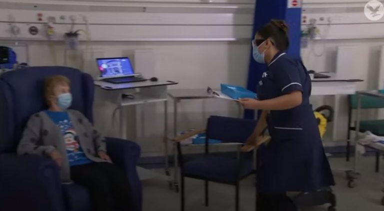Cine este prima persoană din lume vaccinată împotriva Covid-19! Nu te-ai fi așteptat la acest om! – VIDEO