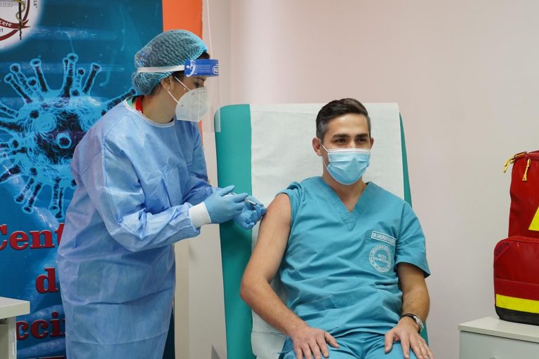 Imagini cu momentul în care Raed Arafat a fost vaccinat ...