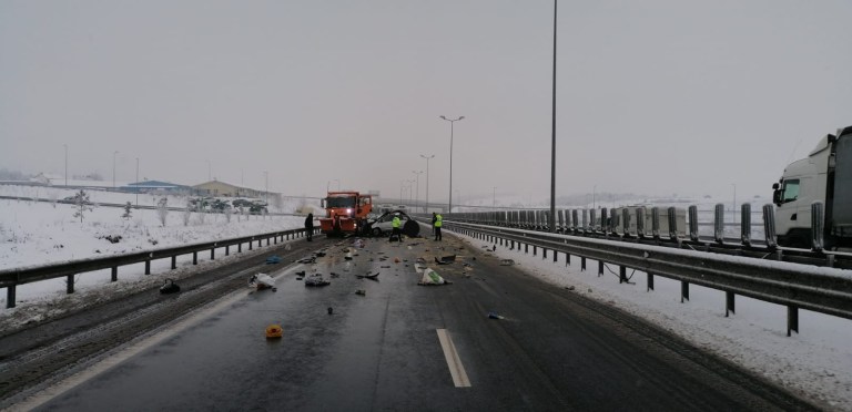 Trei oameni au murit într-un cumplit accident, pe A1. O mașină a lovit un utilaj de deszăpezire