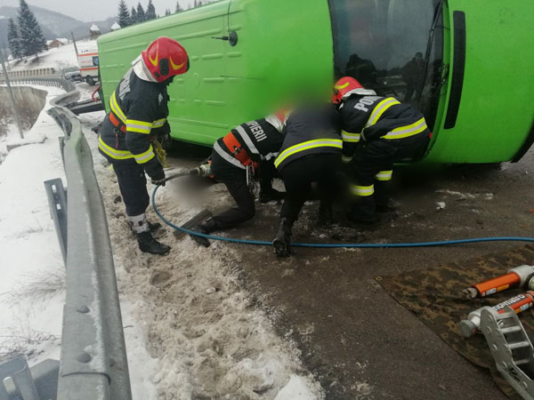 ALERTPĂ după ce un microbuz s-a răsturnat în Suceava. Doi oameni au murit