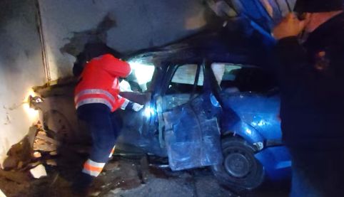 Accident teribil. S-a înfipt în zidul unei case cu o mașină furată cu scurt timp înainte. ”30 de minute” – VIDEO