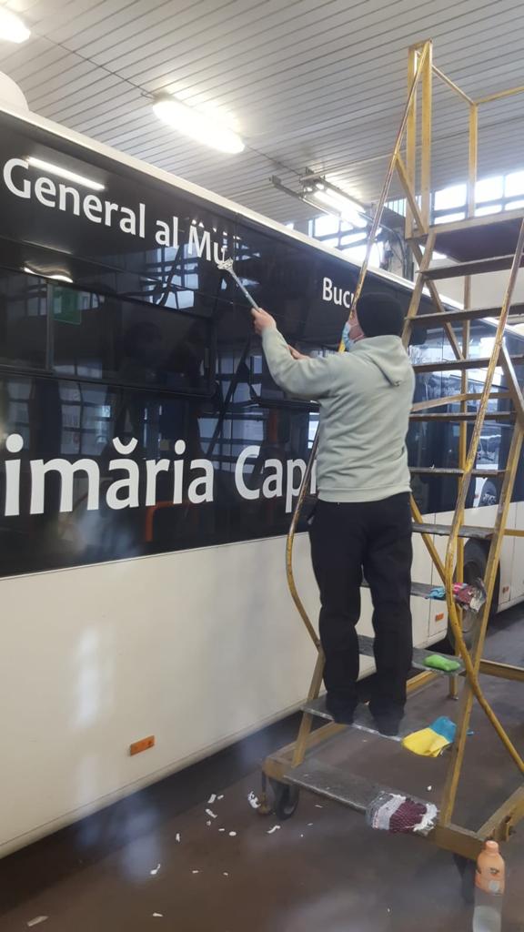 Ce dispare de pe autobuzele din Capitală. ”Operațiunea” a început deja. Se face loc pentru reclame!