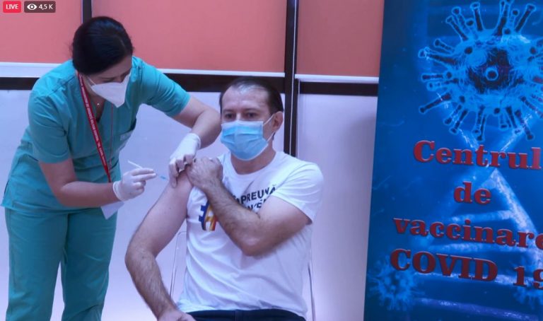 UPDATE. Florin Cîțu, vaccinat antiCovid, în direct. Mesajul de pe tricoul premierului nu a trecut neobservat – VIDEO