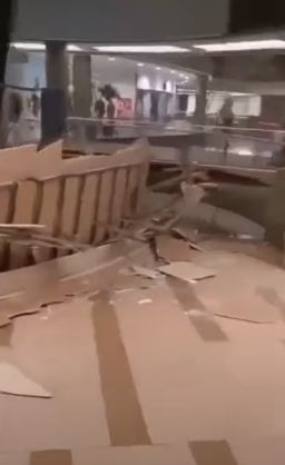 GROAZNIC! Tavanul unui mall din Arad s-a prăbușit! Imagini incredibile surprinse de martori – VIDEO