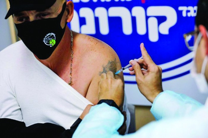 Israel, nevoit să de dea vaccinuri adversarilor palestinieni