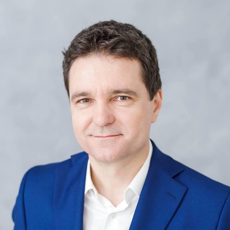 Nicușor Dan a găsit soluția izbăvitoare pentru apa caldă și căldura bucureștenilor: numește șef la Termoenergetica un controversat preot-polițist