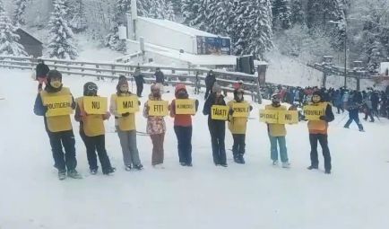 Protest pe pârtie, în Poiana Brașov: “Tăiați pensiile speciale, nu pădurile!” – VIDEO