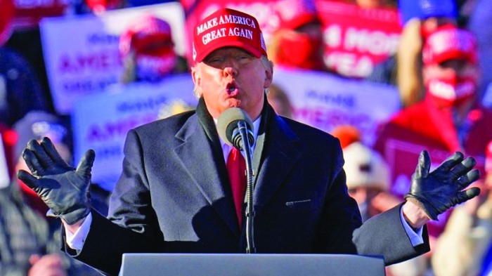 Trump, bufonul cu dinții rupți