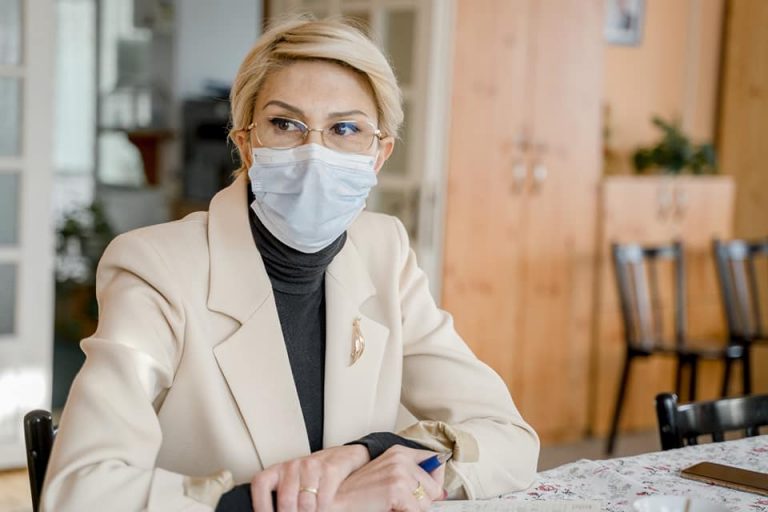 Unii vorbesc deja de un război în PNL, Raluca Turcan nu vede nici măcar un scandal. Spune, insă, că e nevoie de o ”împrospătare”