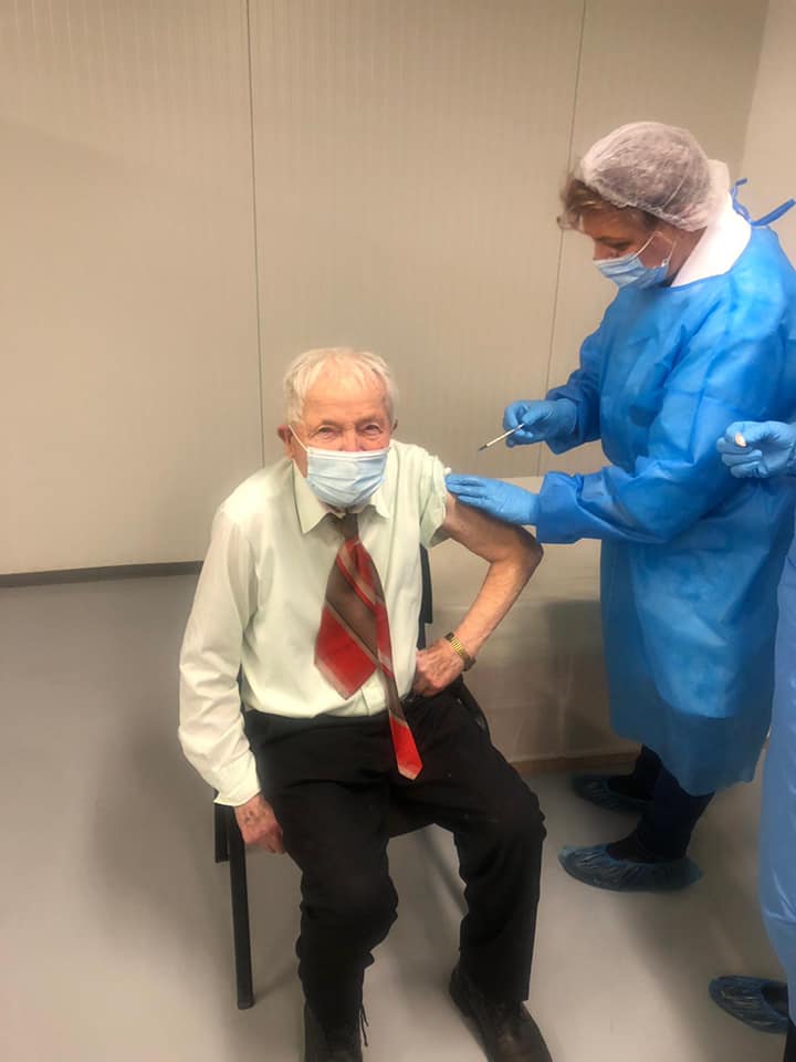 La 93 de ani, a mers să se vaccineze împotriva COVID-19 și a bătut recordul de vârstă, în Piatra Neamț