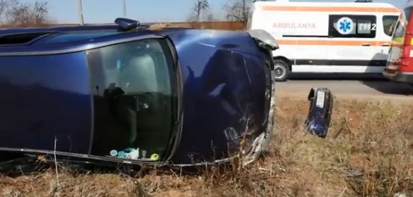 O femeie a murit în urma unui grav accident. Un copil de 11 luni, dus la spital – VIDEO
