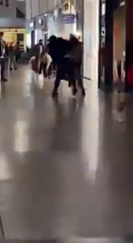 Scene înfiorătoare! S-au luat la bătaie în mall, sub privirile îngrozite ale oamenilor! – VIDEO