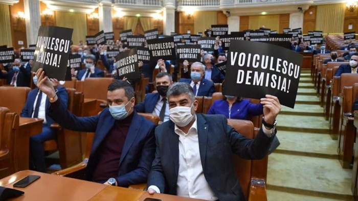 Opoziția a tras cortina