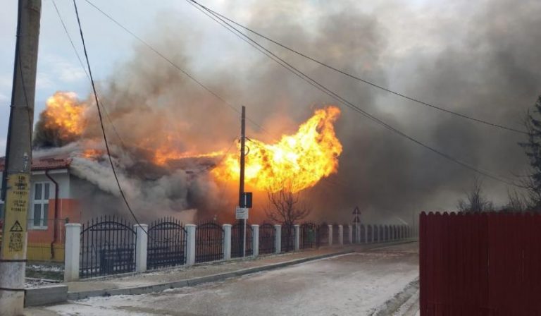 Alertă! Incendiu puternic la o școală din țară – VIDEO