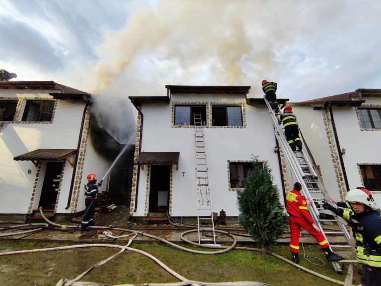 Incendiu la un complex turistic din Sibiu. Ce au făcut turiștii când au observat incidentul
