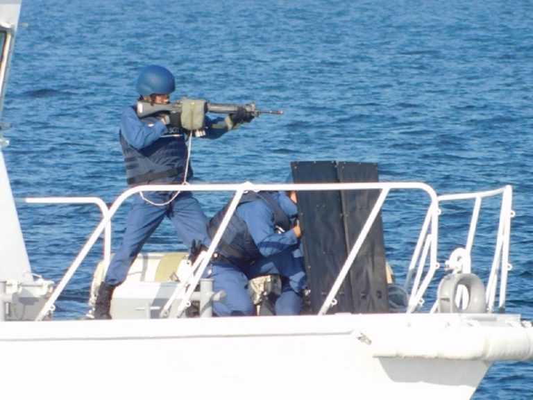 Praf de pușcă în Marea Chinei de Est. Paza de coastă japoneză, autorizată să tragă asupra navelor chineze