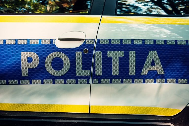 Caz cutremurător. Bebeluș găsit într-o scară de bloc, în Vâlcea. Polițiștii o caută pe mama nou-născutului