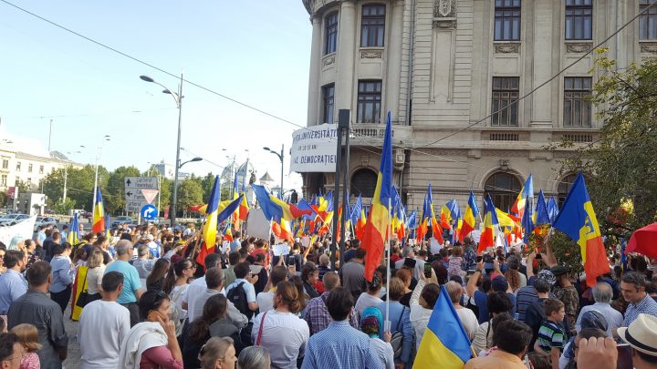 Protest-cu-steaguri-tricolore