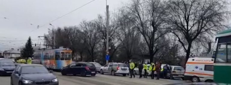 Un tramvai a lovit mai multe mașini, la Iași. O persoană a ajuns la spital- VIDEO