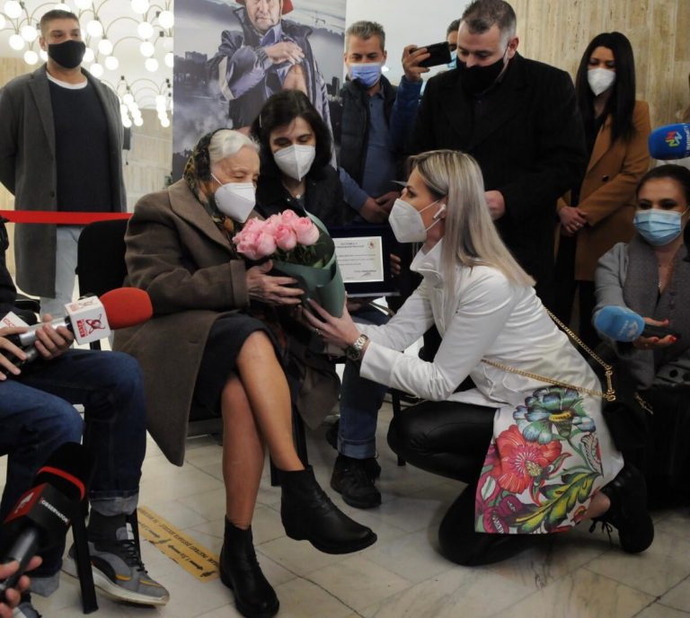 S-a întâmplat la un centru de vaccinare din sectorul 4! Străbunica în vârstă de 105 ani a primit flori, după rapel – FOTO/VIDEO