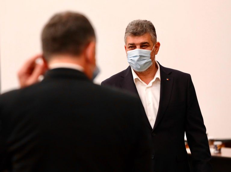 ”Bătaie de joc”. Reacție dură după ce ministrul Voiculescu a fost surprins fără mască pe hol, la Parlament