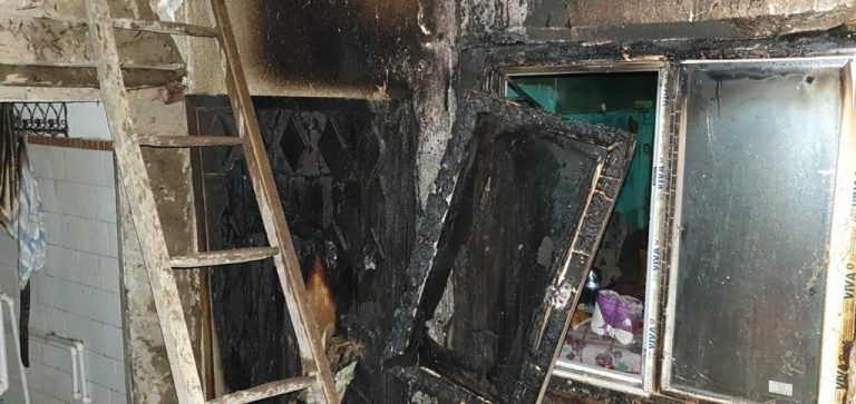 Explozie urmată de un incendiu, într-o locuință din Ialomița. Doi oameni au ajuns la spital – FOTO