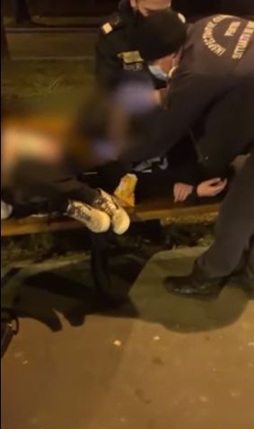 Imagini cutremurătoare! Doi tineri, înghețați pe o bancă din București! – VIDEO