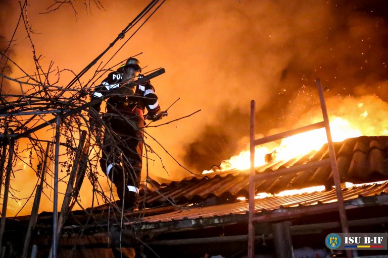 Trei oameni au ajuns la spital, în urma unui incendiu produs în Capitală – FOTO