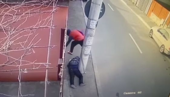 Caz șocant în Capitală, în plină zi! Bărbat rănit și căzut pe trotuar, jefuit! – VIDEO
