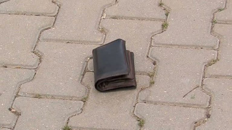 Cazul ce amintește de seria ”B.D.”: Ce au făcut când au găsit un portofel cu bani în el! – VIDEO