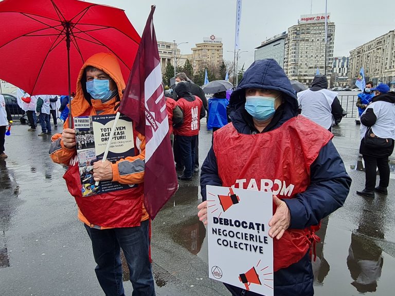 Protest, pe ploaie, în Piața Victoriei. Sindicaliștii au venit din nou în fața Guvernului – FOTO/VIDEO