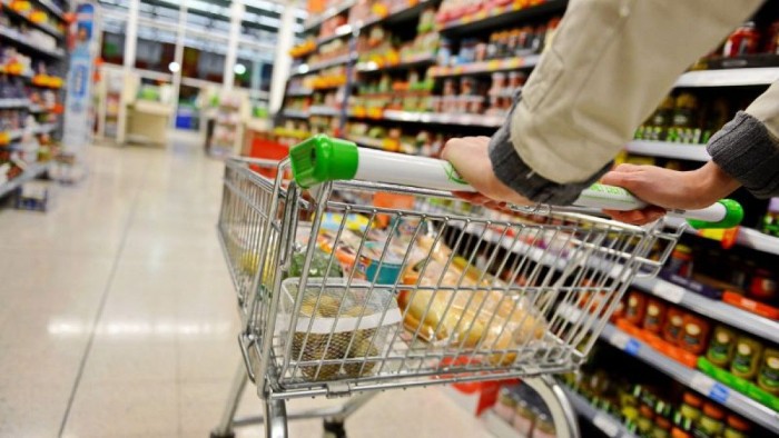 Alimentele se scumpesc pe banda rulantă a supermarketului! Masa de Paşte 2024, tot mai săracă
