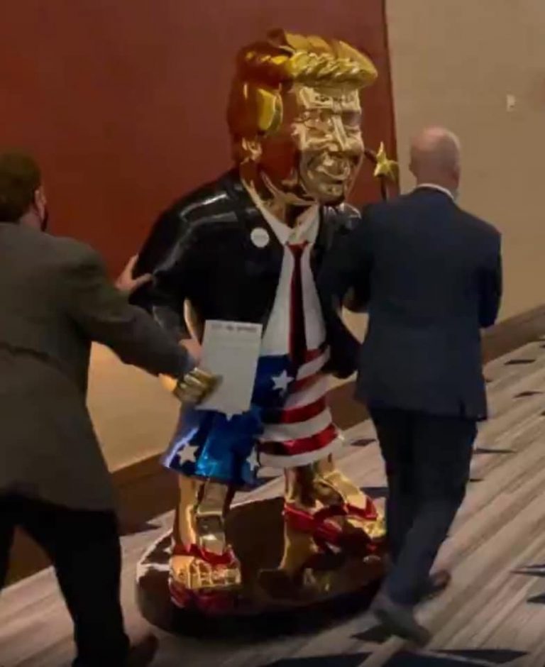 De râsul suprematiștilor albi. Statuia aurită a lui Trump a fost făcută în Mexic