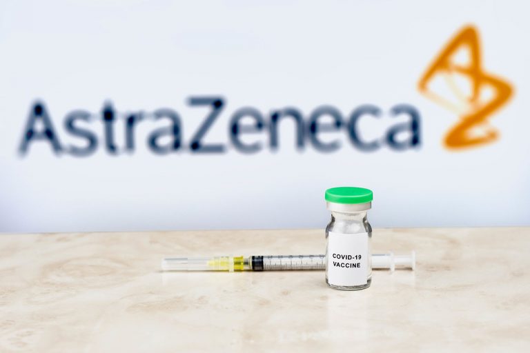 Efecte secundare, eficacitate discutată. Franța și Germania se luptă să-și vândă vaccinurile AstraZeneca