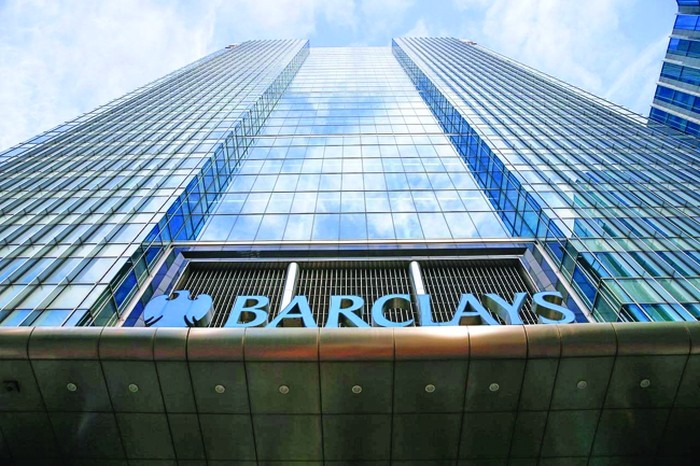 O greșeală de 4 miliarde USD: banca Barclays, victima “degetului gras”
