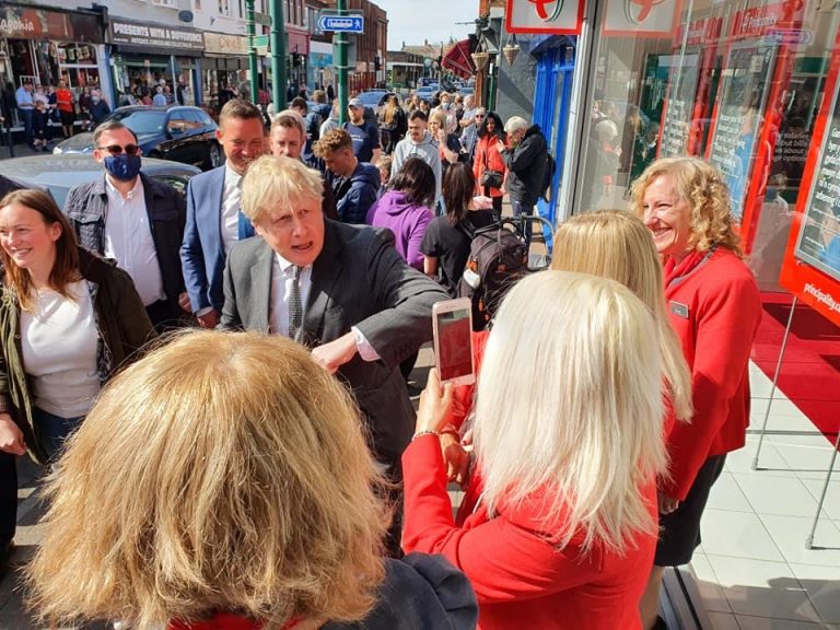 Apartamentul lui Boris Johnson: După ce a vopsit ușor, e anchetat cu spor