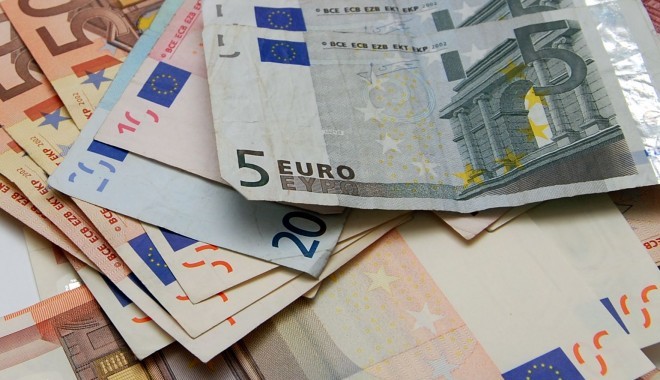 Leul continuă să se deprecieze. Euro, a doua zi consecutiv peste pragul psihologic de 5 lei