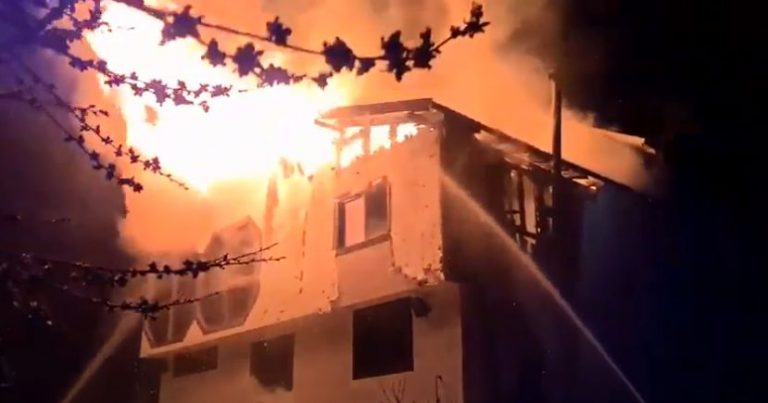 Incendiu puternic la o pensiune din Argeș. Flăcările au făcut prăpăd – VIDEO