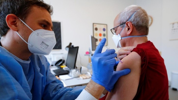 Toți francezii de peste 55 de ani se aliniază la vaccinare