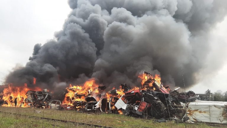 Incendiu puternic, cu o degajare uriașă de fum, la Simeria. A fost sesizată Garda de Mediu – GALERIE FOTO