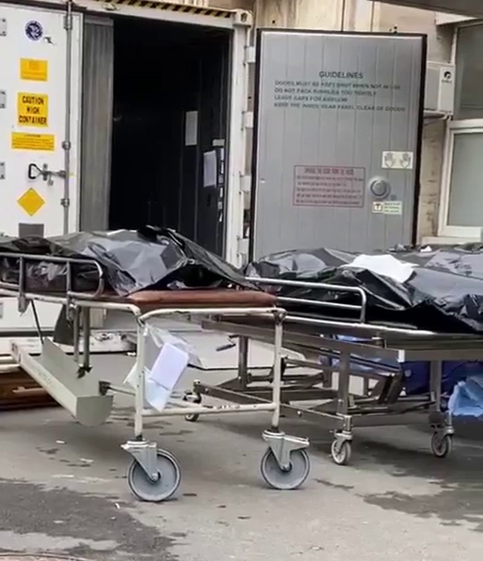 Pompele funebre: ”Cadrele medicale pun morții dezbrăcați în saci!”