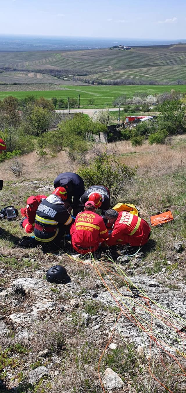 Salvatorii au intervenit de urgență: un bărbat a căzut cu parapanta, în județul Prahova