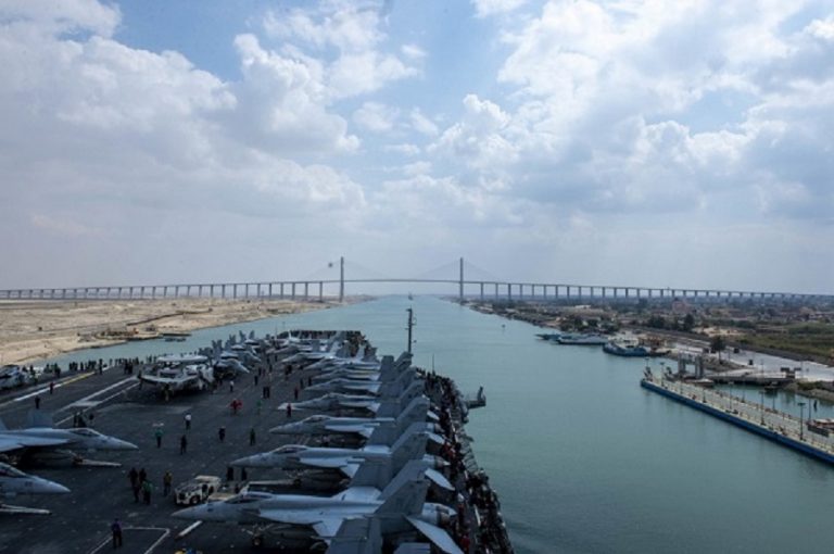 Ca prin urechile acului. Portavionul american USS Dwight Eisenhower a trecut prin Canalul Suez