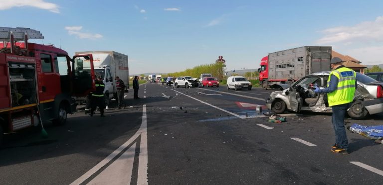 Accident grav, cu trei mașini, la Cotești. A fost nevoie de intervenția descarcerării