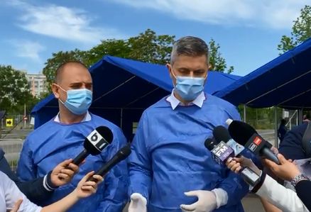 Vicepremierul Barna a mers la un centru de vaccinare din București. Ce rol a avut, ca voluntar: ”Vă încurajez” – VIDEO