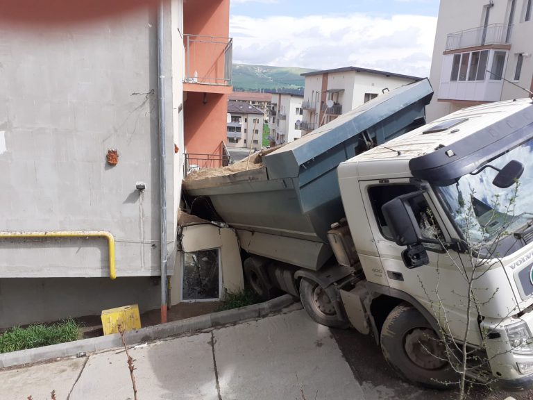Incident neobișnuit! O basculantă plină cu nisip ”a picat” pe balconul unui bloc – VIDEO