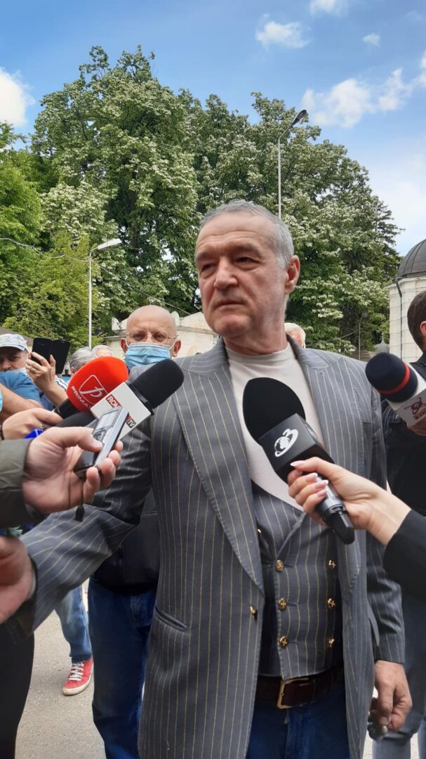 Ce le-a povestit jurnaliștilor Gigi Becali despre Ion Dichiseanu, în ziua în care regretatul actor a fost înmormântat – VIDEO